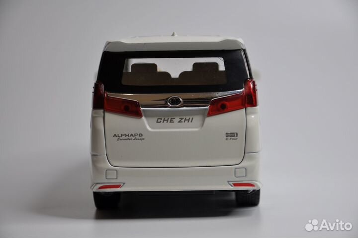 Модель автомобиля Toyota Alphard металл