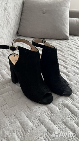 Черные босоножки на каблуке