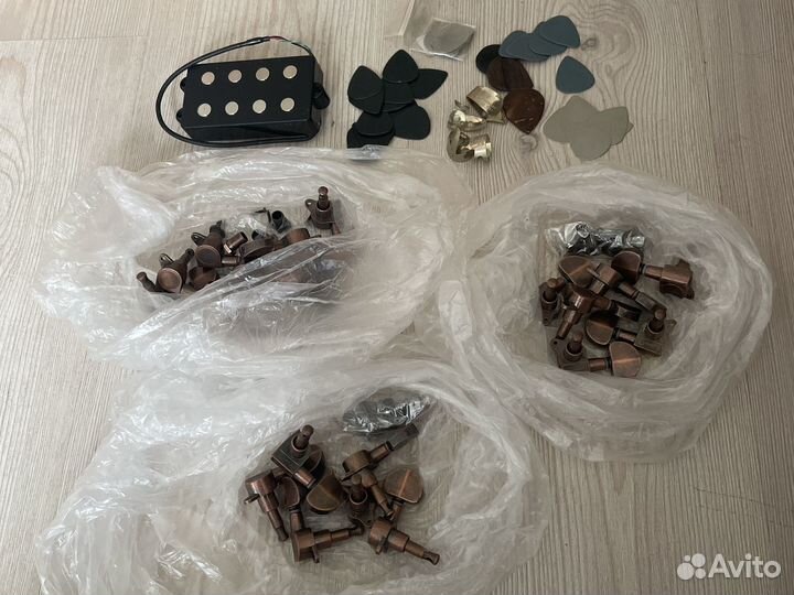 Колки, медиаторы, звукосниматель для гитары