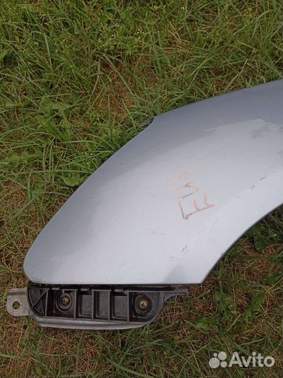 Крыло переднее левое