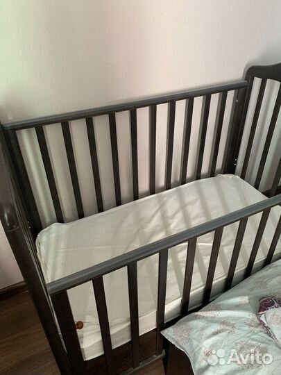 Детская кроватка на колесиках