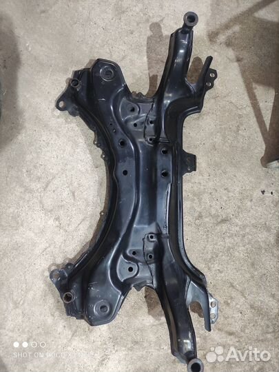 Подрамник toyota corolla 150. 2011г