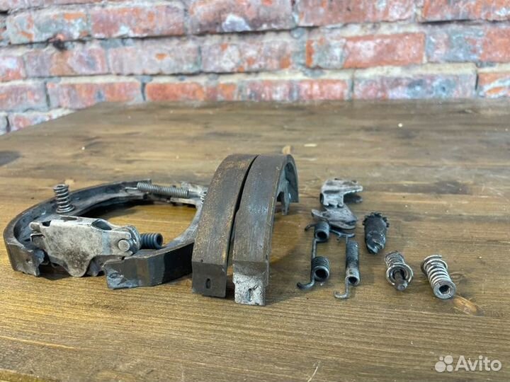 Колодки ручника задние Bmw 3 E90 N46B20 VA2.0 2009