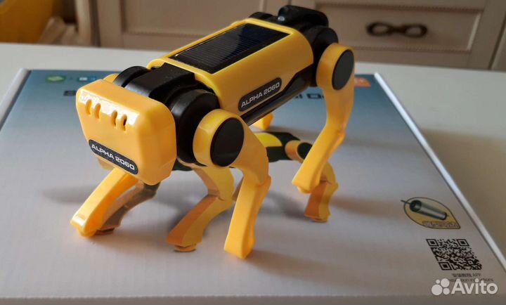 Робот собака на солнечной батарее