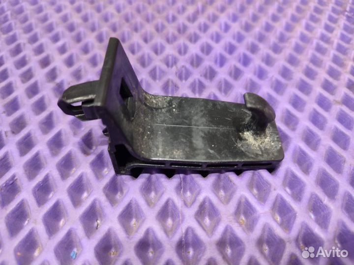 Крепление коврика Mitsubishi Outlander