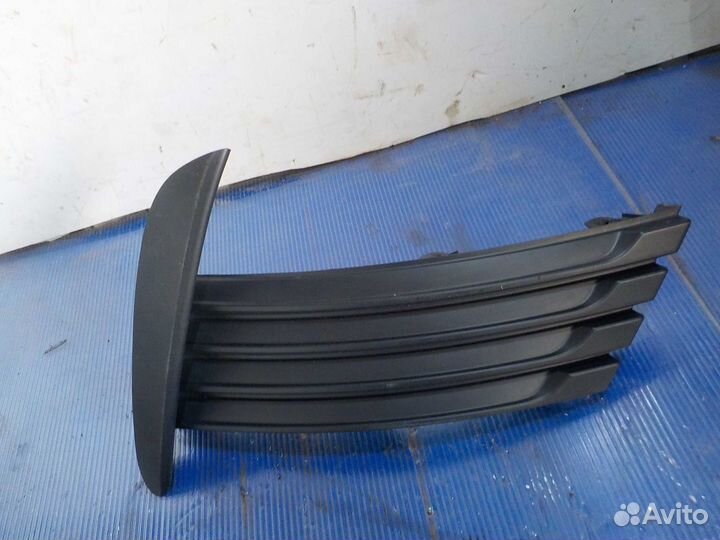 Накладка переднего бампера прав Toyota Corolla 180