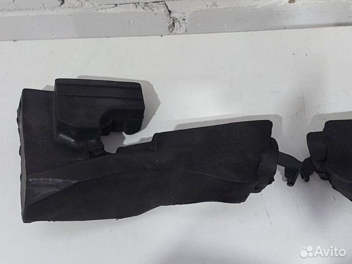 Уплотнитель капота Land Rover Discovery 5 L462