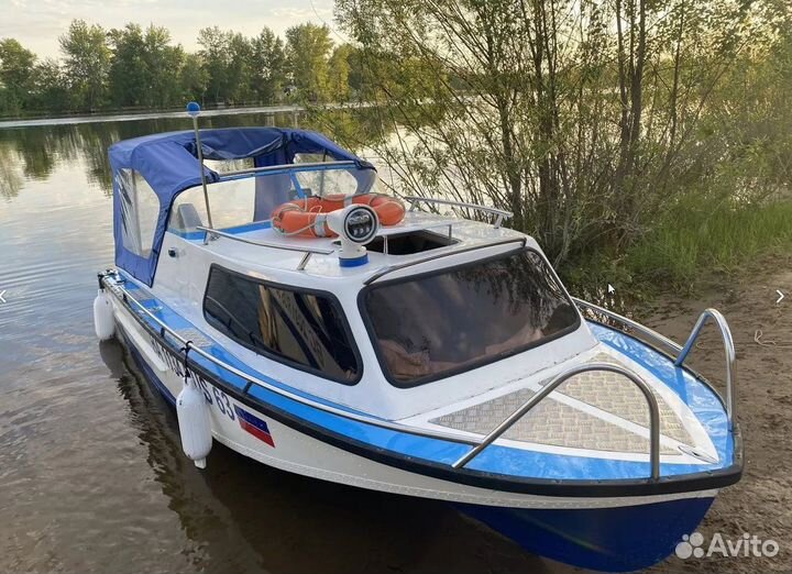 Каютный катер 