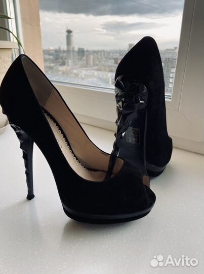 Туфли черные с открытым мысом 38-39