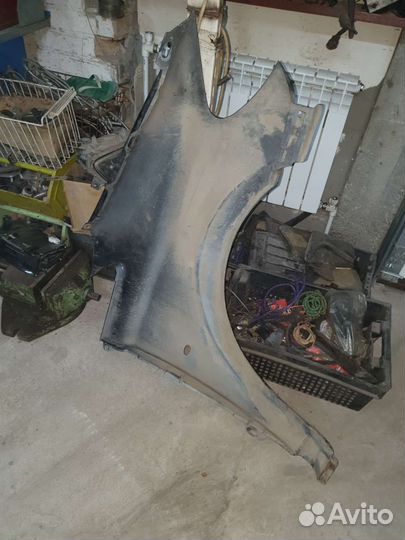 Переднее крыло чёрное на mercedes vito