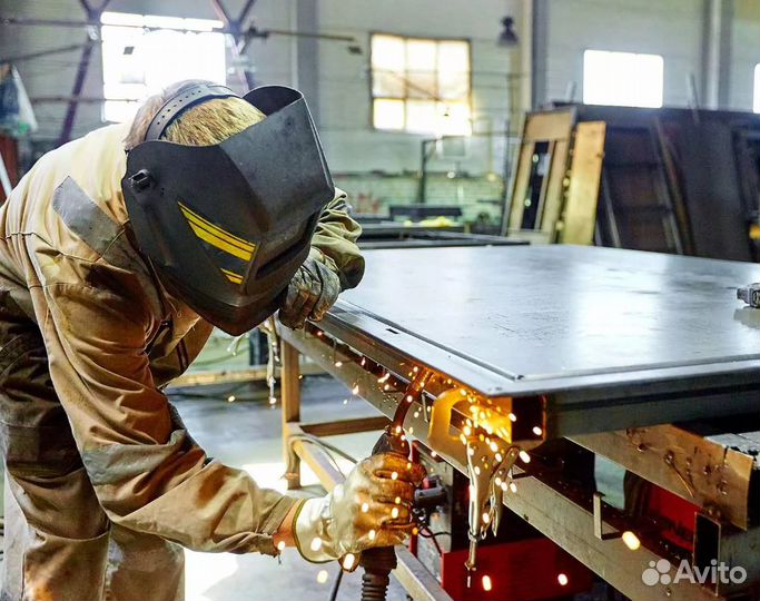 Сварщик-сборщик на двери