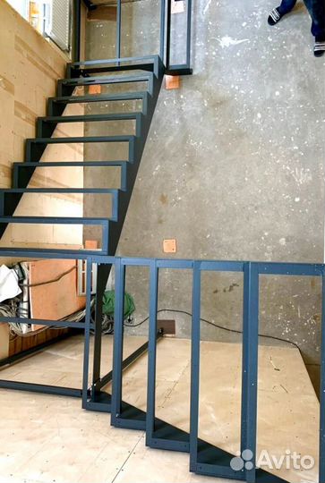 Прямая лестница на металлокаркасе
