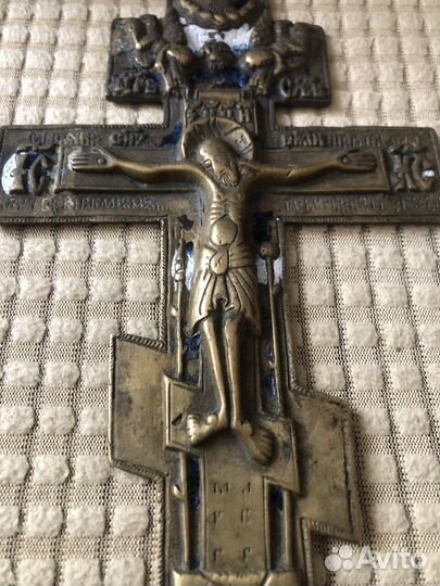 Старинное латунное распятие. Эмаль