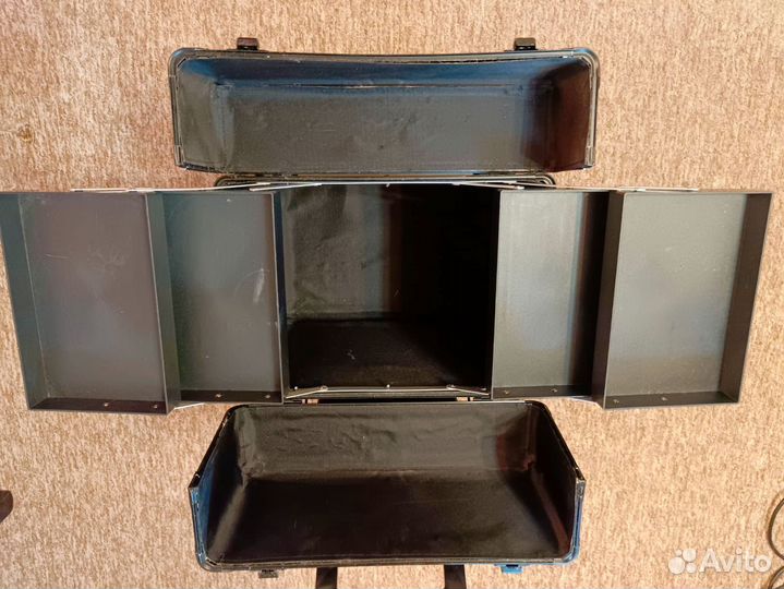 Ящик для визажиста на колесиках