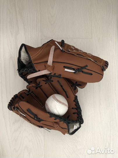 Перчатки и мяч для бейсбола