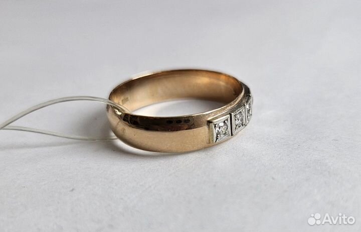 Золотое кольцо с бриллиантом