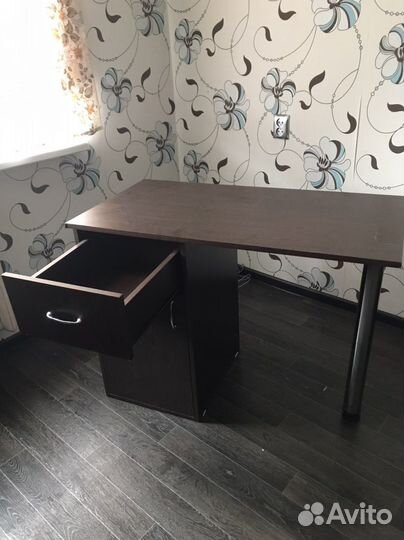 Маникюрный стол