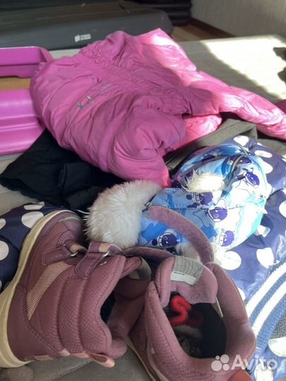 Сумка с детскими вещами и штатив