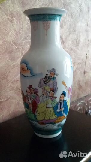 Эффектная ваза из фарфора