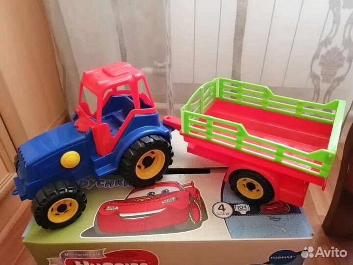 Синий трактор с прицепом