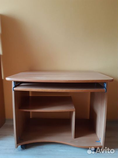 Компьютерный стол (школьный)