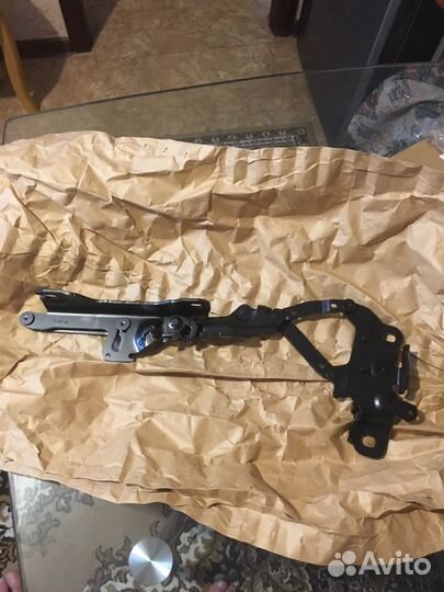 Петля капота правая для BMW F20