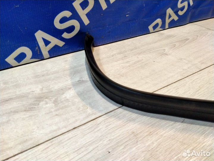 Уплотнительная резинка капота Mercedes-Benz