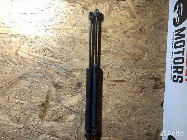 Амортизатор крышки багажника Volkswagen Golf 1K