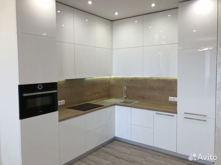 Кухня белая до потолка