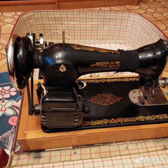 Электрическая швейная машинка Подольск в чемодане