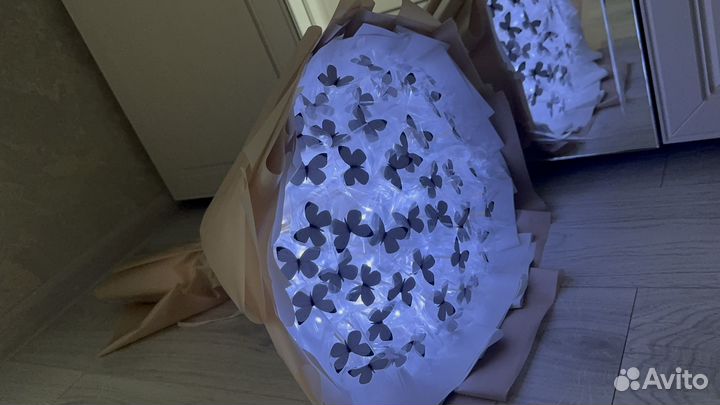 Букеты из бабочек и атласных роз