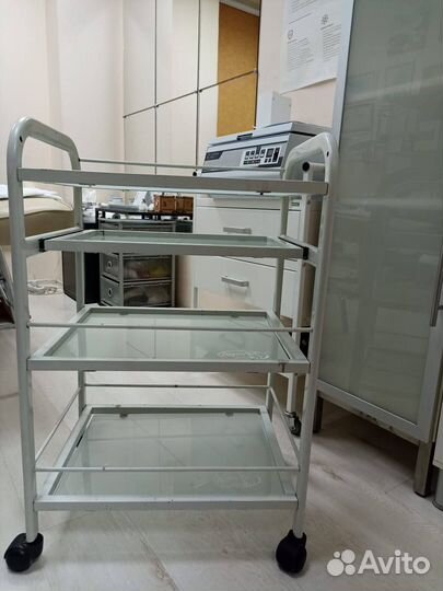 Медицинский столик на колесиках