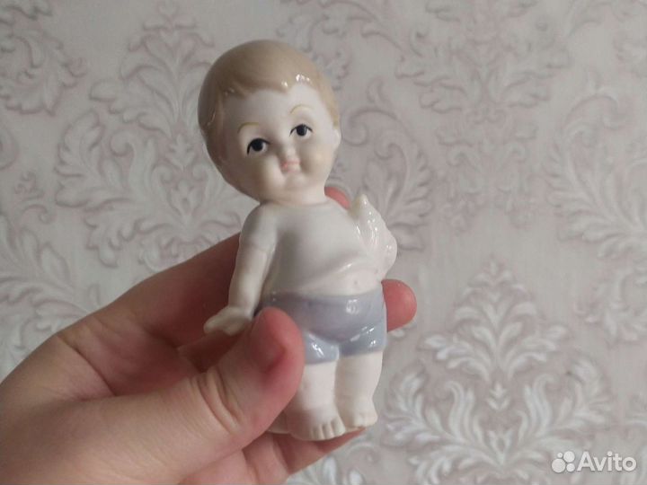 Статуэтка фарфоровая мальчик