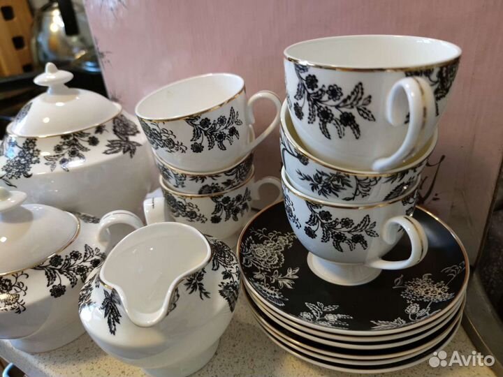 Фарфоровый чайный сервиз на 6 персон, без сколов