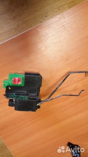 Замок двери задний левый Hyundai Solaris