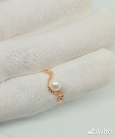 Кольцо с синтетическим камнем Золото