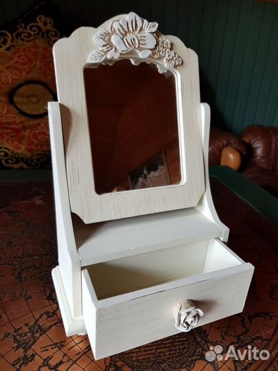 Зеркало с выдвижным ящичком настольное