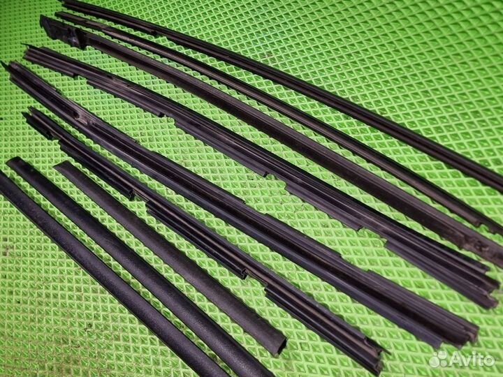 Уплотнитель стекла двери Skoda Superb 2003