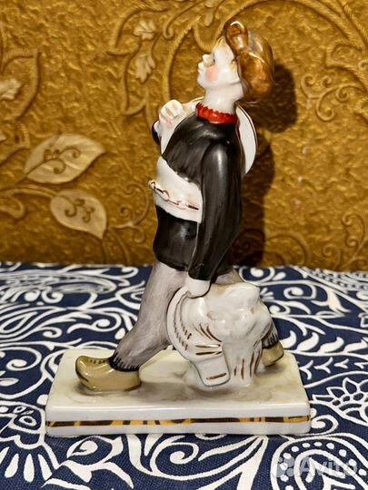 Фарфоровая статуэтка юный электрик