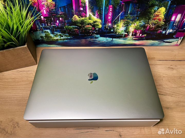 Macbook pro 16 2021 i7-16gb -512 Крутой