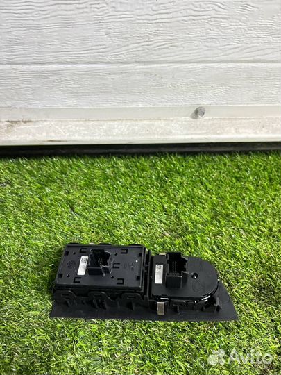 Блок управления стеклоподъемниками передней левой