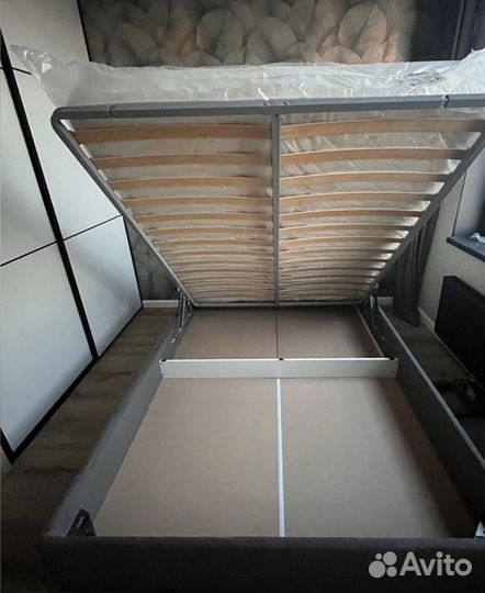 Кровать с подъемным механизмом