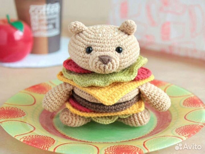 Вязаная игрушка развивающая Мишка Бургер