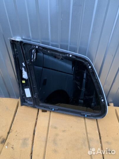 Заднее правое стекло VW Touareg 1 7L 03-09 гв