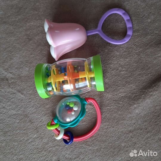 Детские игрушки и термометр для воды