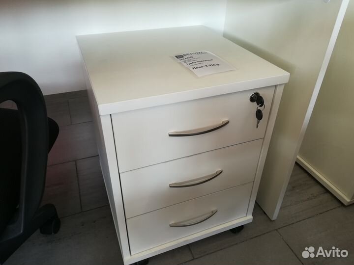 Белая мебель в наличии: стол, тумба, шкаф