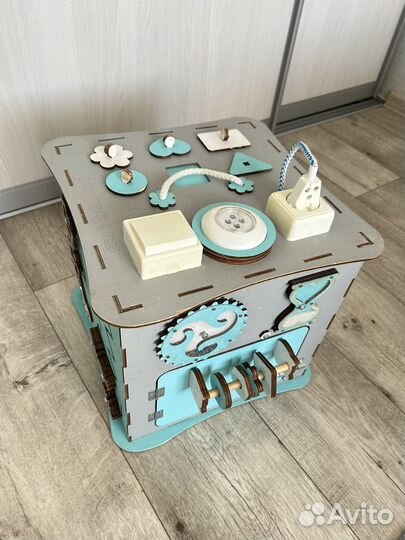 Бизиборд, ращвиыающий куб eco wood toys 30х30х30