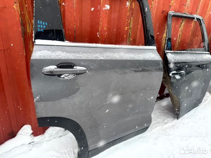 Задняя левая дверь Toyota Highlander 3