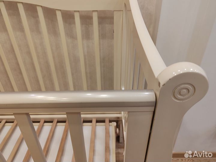 Детская кроватка с универсальным маятником