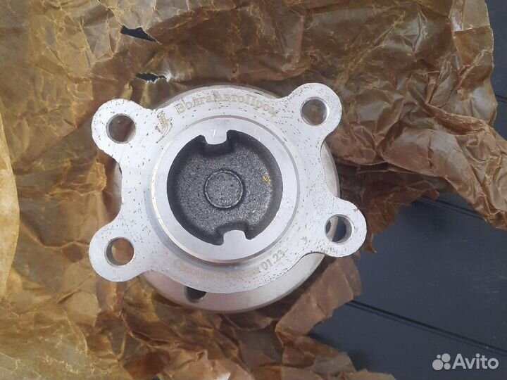 Ступица заднего колеса с осью в сборе